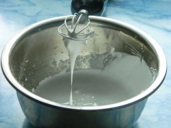 название картинки Помазка на куличи из белков