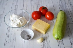 название картинки Помидоры в духовке в сметане с кабачками