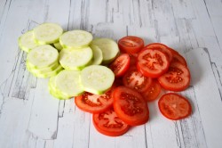 название картинки Помидоры в духовке в сметане с кабачками