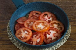 Помидоры с сыром на сковороде