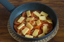 Помидоры с сыром на сковороде