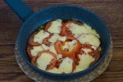 Помидоры с сыром на сковороде