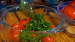 Помидоры с зеленью и чесноком в томатной заливке