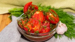 Помидоры с зеленью и чесноком в томатной заливке