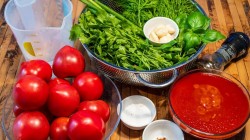 Помидоры с зеленью и чесноком в томатной заливке