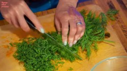 Помидоры с зеленью и чесноком в томатной заливке