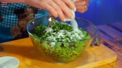 Помидоры с зеленью и чесноком в томатной заливке