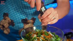 Помидоры с зеленью и чесноком в томатной заливке