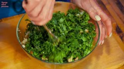 Помидоры с зеленью и чесноком в томатной заливке