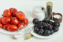 Помидоры со сливами на зиму