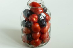 Помидоры со сливами на зиму