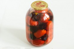 Помидоры со сливами на зиму