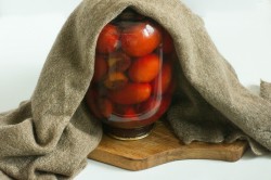 Помидоры со сливами на зиму