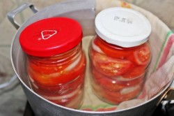 название картинки Помидоры в желе с желатином на зиму с луком со стерилизацией