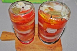 название картинки Помидоры в желе с желатином на зиму с луком со стерилизацией