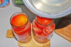 название картинки Помидоры в желе с желатином на зиму с луком со стерилизацией