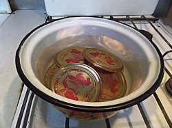 Помидоры в собственном соку пальчики оближешь на зиму - шаг 3 Помидоры в собственном соку пальчики оближешь на зиму - шаг 3