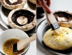 Шампиньоны с помидорами и чесночным маслом