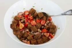 название картинки Салат с фасолью и помидорами