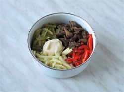 Пражский салат классический с болгарским перцем и говядиной