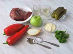 Пражский салат классический с болгарским перцем и говядиной