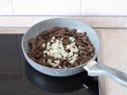 Пражский салат классический с болгарским перцем и говядиной