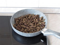 Пражский салат классический с болгарским перцем и говядиной