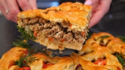 Мясной пирог с рисом луком и болгарским перцем