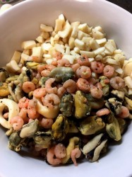 Праздничный салат с морепродуктами постный