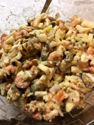 Праздничный салат с морепродуктами постный