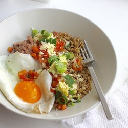 Яичница с пророщенным овсом и овощами