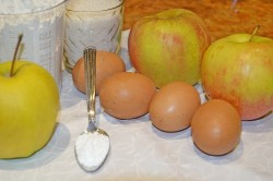 Простая шарлотка с яблоками - Проще простого