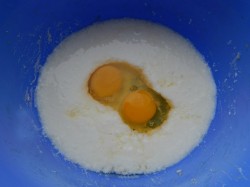 Простой кекс на кефире в духовке - шаг 1