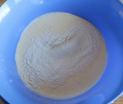 Простой кекс на кефире в духовке - шаг 4