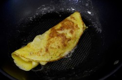 Омлет без молока на сковороде