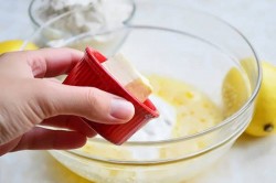 название картинки Простой пирог с лимоном