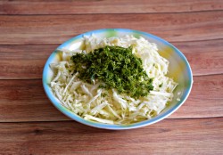 Заливной пирог на майонезе и сметане с капустой