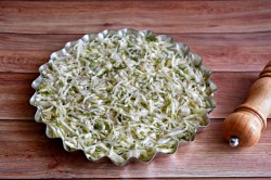 Заливной пирог на майонезе и сметане с капустой