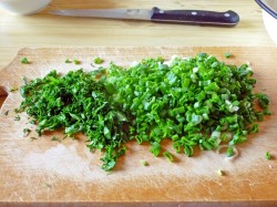 Простой салат с рыбными консервами