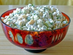 Простой салат с рыбными консервами