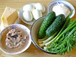 Простой салат с рыбными консервами