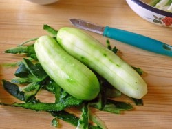 Простой салат с рыбными консервами