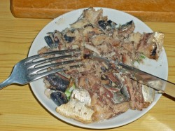 Простой салат с рыбными консервами