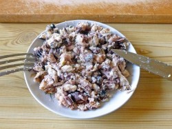 Простой салат с рыбными консервами