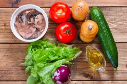 Простой салат с тунцом консервированным