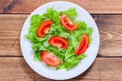 Простой салат с тунцом консервированным