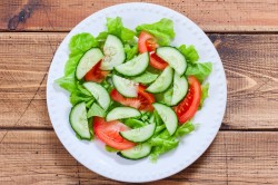 Простой салат с тунцом консервированным