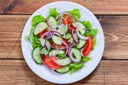 Простой салат с тунцом консервированным