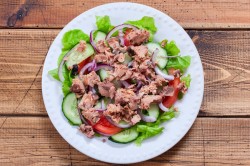 Простой салат с тунцом консервированным