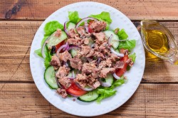 Простой салат с тунцом консервированным